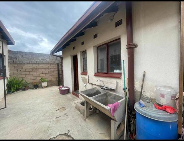 2 BEDROOM PROPERTY TO RENT IN MEADOWLANDS ZONE 1